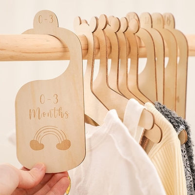 kopen Regenboog Plywood Baby Cloth Divider Card Baby Kinderkamer Kleedkamer Schuif Organisator online manufacture