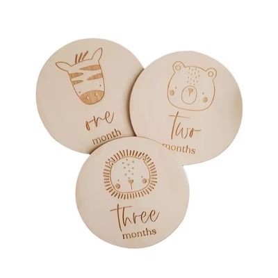 Nieuwgeboren baby douche cadeau aangepast laser gesneden cartoon dier maandelijkse houten baby mijlpaal