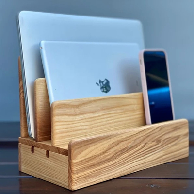 Desk Organizer Geschenk voor mannen Gepersonaliseerde houten tabletstand Multi Device Organizer voor Smartphones Ultieme opslag van apparaten