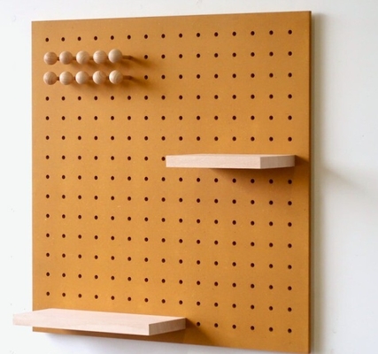 Pegboard 48x48 cm - houten wandenplank - decoratieve en praktische opslag - mosterdgeel