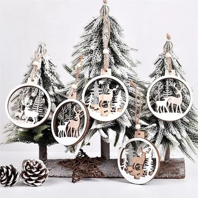 Pendentes decorativos de madeira para a atmosfera familiar de Natal
