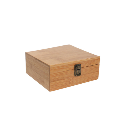 Luxe bamboe cadeaubon met witte hoes en gouden sluiting