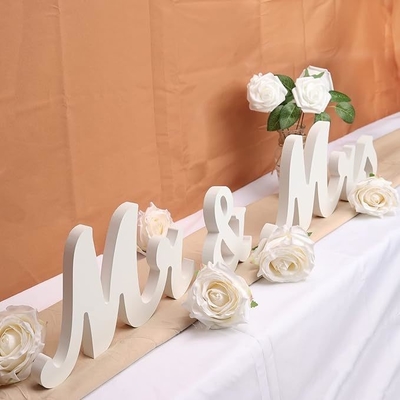 Grote witte Mr & Mrs teken voor de trouwtafel met net getrouwde banner - Houten brieven decoraties voor de verjaardag