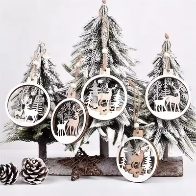 Houten kerstboom hangende ornamenten creëren een kerstfamilie sfeer