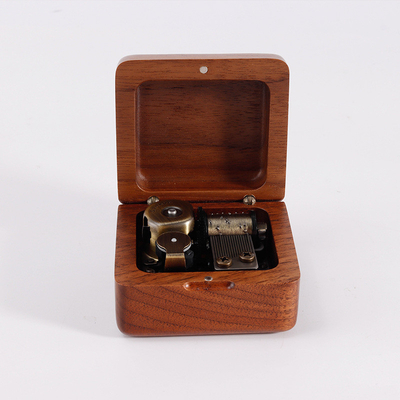 Zwarte walnoot houten muziekdoos Kasteel in de hemel ornamenten ambachten geschenken geschenken hout OEM houten producten op maat