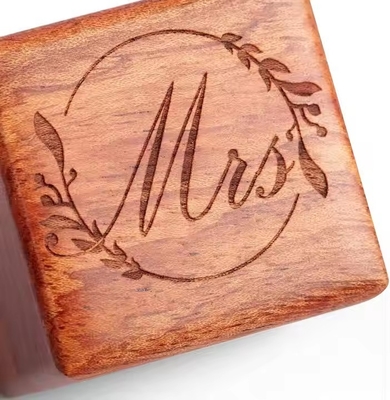 Handgemaakte houten trouwring voor je speciale dag.